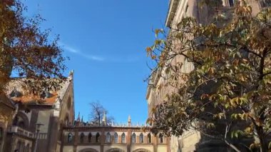 Budapeşte Üniversitesi ana binası, galerisi ve kütüphanesi