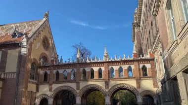 Budapeşte Üniversitesi ana binası, galerisi ve kütüphanesi