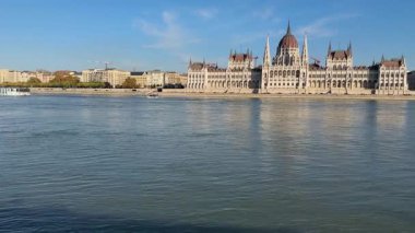 Macar Parlamentosu Binası Tuna Nehri kıyısında güneşli bir günde