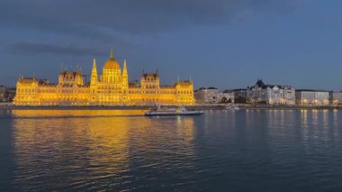 Tuna Nehri kıyısındaki Macar Parlamentosu Binası akşam aydınlandı
