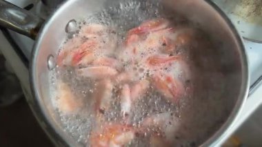 Pişirme sırasında kaynamış suda tam donmuş karides.