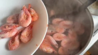 Kaynamış karidesleri plastik kaymağıyla kaynar sudan çıkarmak