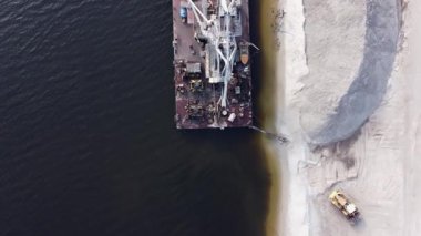 Nehir kıyısında yüzen vinç bir sonraki inşaat malzemeleri deposu, hava manzaralı.