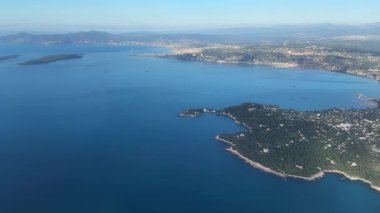 İnişten önce deniz üzerinde alçalma sırasında uçak penceresinden görüntüle