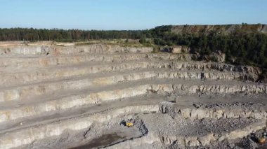 Terasları ve hava manzarası olan granit ocağının eğimi
