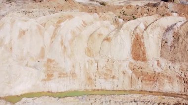 Atık kaya atıkları ve ilmenit ocağının altı, hava manzarası.