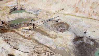 Boom yürüyen kazıcı taş ocağında ilmenit cevheri katmanı kazıyor.