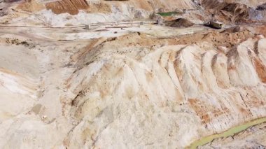 Atık kaya atıkları ve ilmenit ocağının altı, hava manzarası.