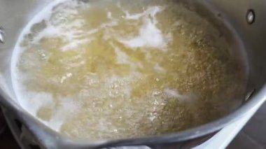 Pişirme sırasında kaynar suda makarna makarna.