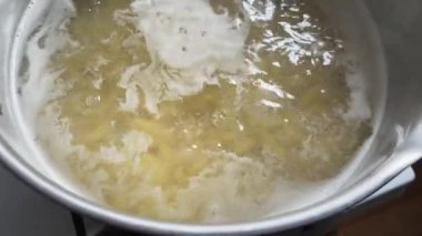 Pişirme sırasında kaynar suda makarna makarna.