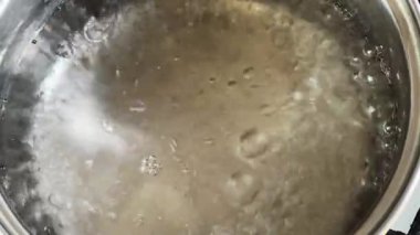 Kaynama sırasında paslanmaz çelik kapta su