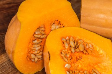 Büyük parçalanmış çiğ tereyağı ezmesi parçaları, seçici odak noktasında yakın plan.