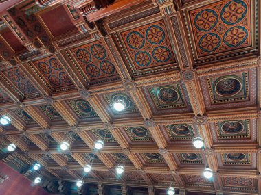 Ukrayna 'daki Chernivtsi Ulusal Üniversitesi' nin tarihi ana binasında Kırmızı Salon adı verilen odalardan birinde süslerle süslenmiş ahşap tavan.