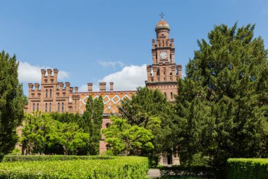 Chernivtsi Ulusal Üniversitesi kompleksinin saat kulesiyle doğu binası, Ukrayna 'da ilkbahar güneşli bir günde Metropolitan konutunun eski manastırı.,