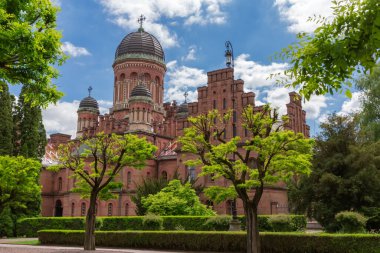 Batı binası, ya da İlahiyat Fakültesi ve Chernivtsi Ulusal Üniversitesi 'ndeki üç hiyerarşik kilise, Metropolitan' ların eski ikametgahı ilkbaharda güneşli bir günde, Ukrayna