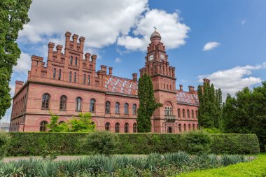 Chernivtsi Ulusal Üniversitesi kompleksinin saat kulesiyle doğu binası, Ukrayna 'da ilkbahar güneşli bir günde Metropolitan konutunun eski manastırı.,