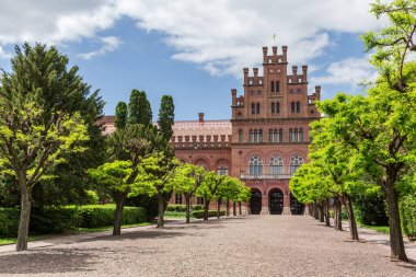 Ana binanın merkezi, ya da Chernivtsi Ulusal Üniversitesi binasının metropol binası, Ukrayna 'da ilkbahar güneşli bir günde Metropolitanların eski konutu.
