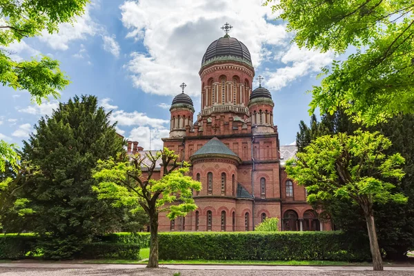 Chernivtsi Ulusal Üniversitesi 'nin batı kanadında üç hiyerarşik kilise, Ukrayna' nın güneşli bahar gününde Metropolitanların eski ikamet yeri.