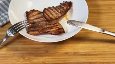 Beyaz tabakta ızgara hindi bifteği servis ediyorum.