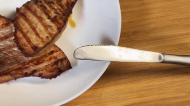 Beyaz tabakta ızgara hindi bifteği servis ediyorum.