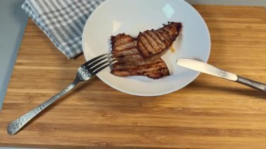 Beyaz tabakta ızgara hindi bifteği servis ediyorum.