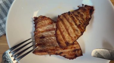 Beyaz tabakta ızgara hindi bifteği servis ediyorum.