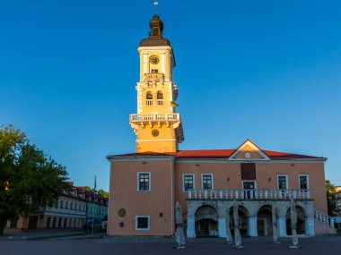Kamianets-Podilskyi şehrindeki eski Polonyalı Sulh Hakimi 14-16 asır önce yazın günbatımında açık gökyüzüne karşı, Ukrayna