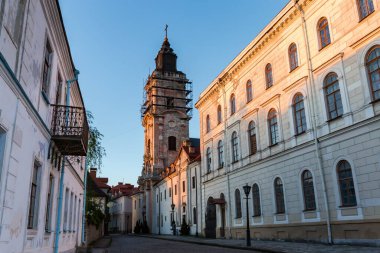 15. yüzyılın Dominik Manastırı ve Ukrayna 'da gün batımında Kamianets-Podilskyi' de kısmen yeniden yapılanma sırasında barok çan kulesiyle Aziz Niklas Kilisesi