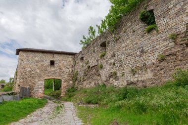 16. yüzyılın Kamianets-Podilskyi binalarının Rus Kapısı 'ndaki taş savunma duvarı ve Yukarı Kapı kompleksi yaz bulutlu gününde, Ukrayna,