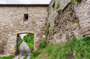 16. yüzyılın Kamianets-Podilskyi binalarının Rus Kapısı kompleksindeki taştan girişi yaz bulutlu bir günde, Ukrayna,