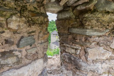 Antik savunma kulesi ve diğer yapılar, Ortaçağ Rus Kapısı kompleksinin üzerindeki taş savunma duvarındaki boşluktan yukarıya bakan, Kamianets-Podilskyi, Ukrayna