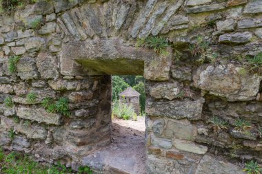 Güneşli bir günde, ortaçağ Rus Kapısı kompleksi Kamianets-Podilskyi, Ukrayna 'daki taş savunma duvarındaki boşluktan antik savunma kulesinin en üst görüntüsü.