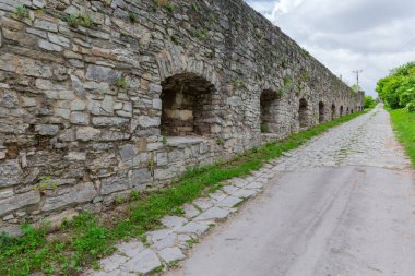 Ortaçağ Rus Binaları kompleksi 'nin üzerinde açıkları olan antik taş savunma duvarı, Kamianet-Podilskyi, Ukrayna