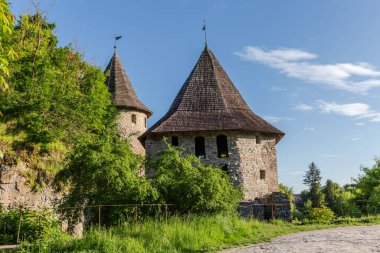15. yüzyılda Smotrych Nehri kanyonundaki savunma binaları kompleksinde yenilenen Kapı Kulesi ve Kaya Kulesi, Kamianets-Podilskyi, Ukrayna
