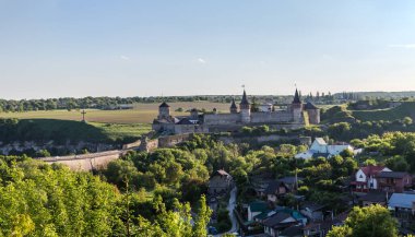 Kamianets-Podilskyi, Ukrayna 'daki Kale (Türk) Köprüsü ile 14-18 yüzyılın antik kalesi. Yazın güneşli bir öğleden sonra Eski Şehir 'in kuzeyinden genel panoramik manzara