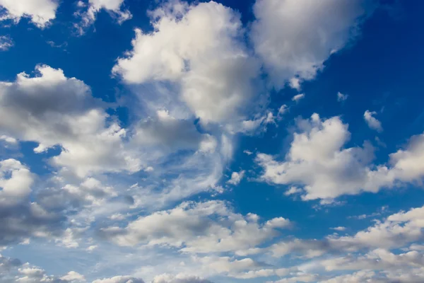 Fragment des Himmels mit Haufenwolken und Zirruswolken — Stockfoto