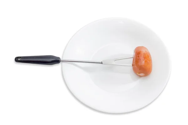 Жареная колбаса проткнута вилкой на белом блюде — стоковое фото