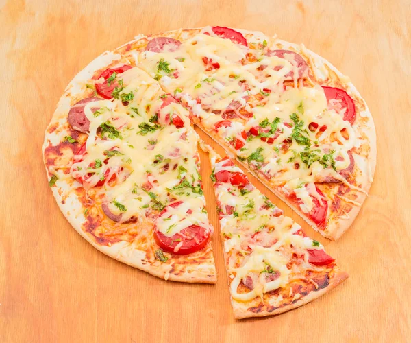 Pizza bir ahşap yüzeye — Stok fotoğraf