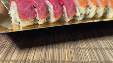 Büyük sarı bir tabakta iki çiğ donmuş dil balığı.