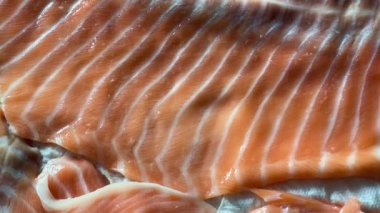 Bir tabakada farklı ince somon dilimleri var.