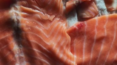 Bir tabakada farklı ince somon dilimleri var.