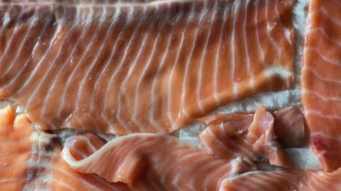 Bir tabakada farklı ince somon dilimleri var.