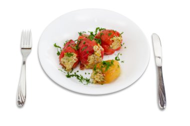 Dolma biber bir beyaz tabak, çatal ve bıçak