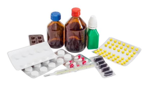 Клинический термометр и несколько бутылок и пузырьков с медикаментами — стоковое фото