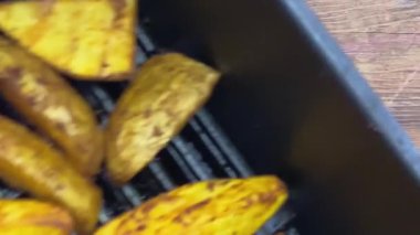 Fırında patates dilimleri ve baharatlar.