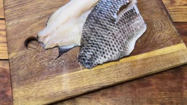 Köy tabakasında kesilmiş çiğ dourade fileto.