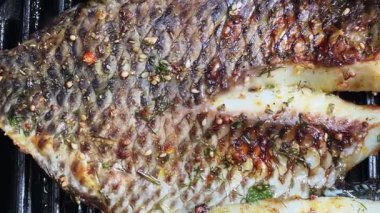 Izgara Dourade fileto ve baharatlı ızgara ızgara kasesi.