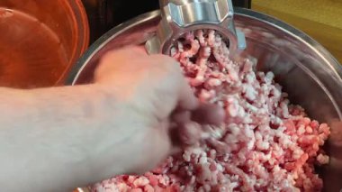 Domuz etini öğütüp elektrikli et öğütücüsüyle öğütmek.