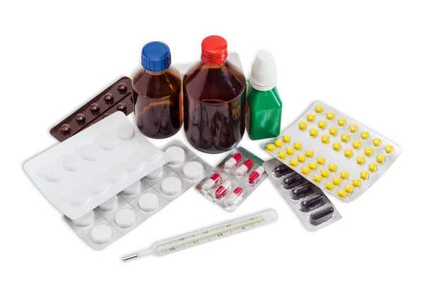 Клинический термометр и несколько бутылок и пузырьков с медикаментами — стоковое фото
