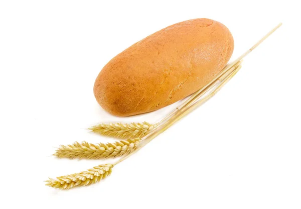 Σιταρένιο ψωμί με σιτάρι αιχμές σε ανοιχτόχρωμη επιφάνεια — Φωτογραφία Αρχείου